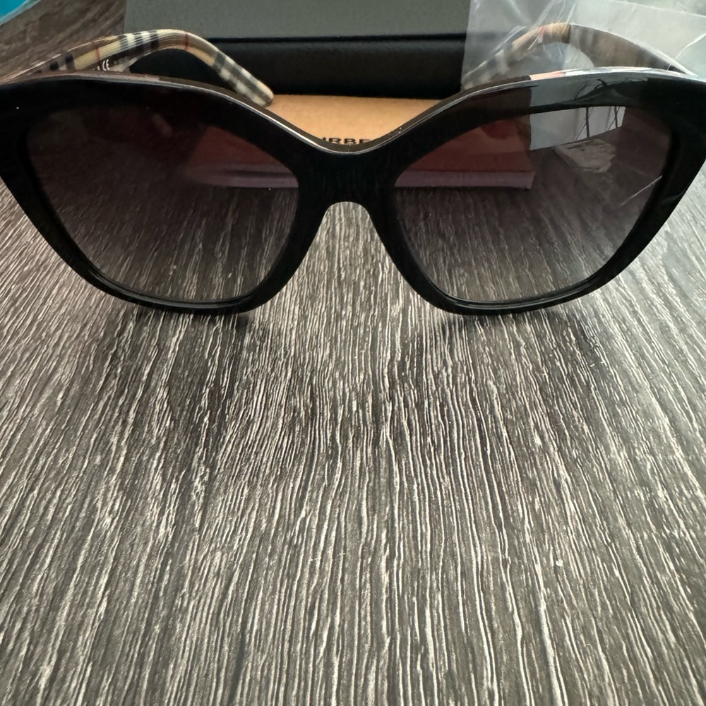 Burberry plaid oversized sunglassses B 4261